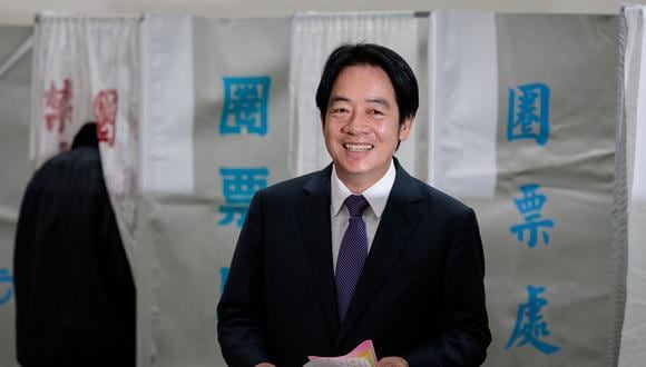 El vicepresidente de Taiwán y candidato presidencial del gobernante Partido Democrático Progresista (PPD), Lai Ching-te, sostiene sus papeletas para votar en las elecciones presidenciales, en Tainan, el 13 de enero de 2024. (Foto de Yasuyoshi CHIBA / AFP)