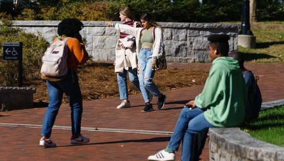 Los jóvenes en el campus de la Universidad de Emory en Atlanta, Georgia, el 14 de octubre de 2022. (Foto de Elijah Nouvelage / AFP)