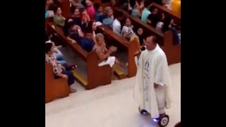 Sacerdote que canta en misa sobre un hoverboard se vuelve viral