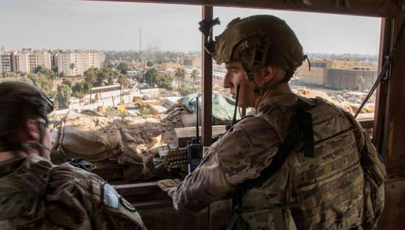 Soldados del ejército de los Estados Unidos vigilan el complejo de la embajada de los EE.UU. En Bagdad, Irak. (Foto: Departamento de Defensa / Teniente Coronel Adrian Weale / REUTERS).