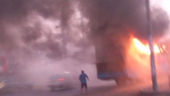 Puente Piedra: ómnibus se incendió en la Panamericana Norte