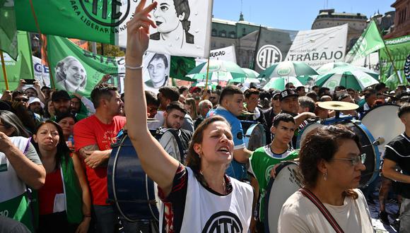 Miembros de la Asociación de Trabajadores del Estado, ATE, protestan frente al Ministerio de Economía contra los despidos masivos, en Buenos Aires, el 5 de abril de 2024. (Foto de Luis ROBAYO / AFP)
