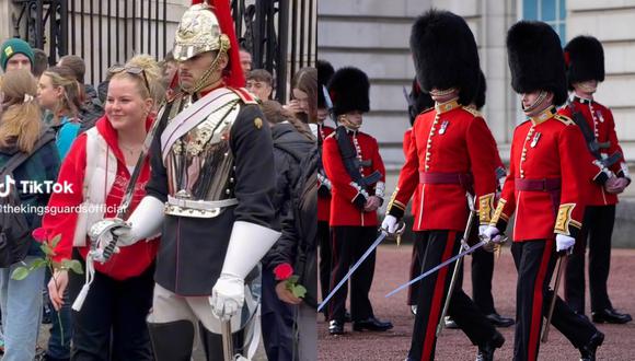 ¿Cómo reaccionó miembro de Guardia Real luego que una mujer le pidió una foto? El video es viral en Tiktok