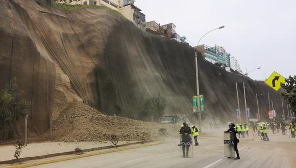 El pasado 8 de agosto se registró un derrumbe de tierra y piedras en un sector del acantilado de la Costa Verde. (Foto: GEC)