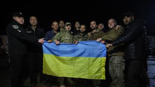 Ucrania anuncia que 64 ucranianos y un estadounidense fueron liberados en canje de prisioneros con Rusia