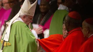 Cardenal se fractura el fémur al saludar al Papa en plena misa