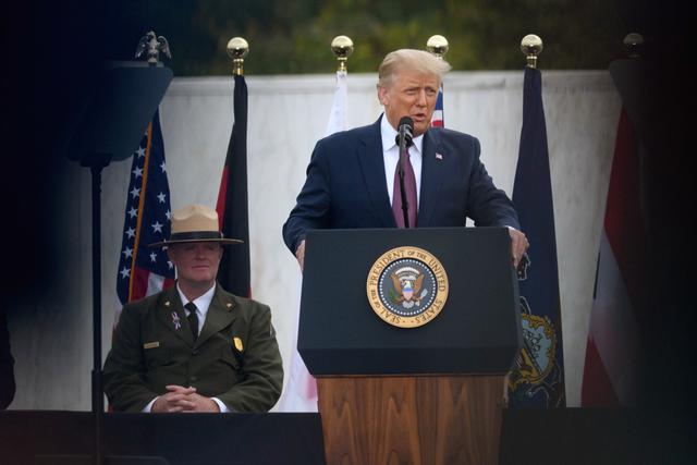 El presidente Donald Trump pronuncia declaraciones durante una ceremonia en el Monumento Nacional del Vuelo 93 en Shanksville, Pensilvania (Estados Unidos). (Jeff Swensen/Getty Images/AFP).