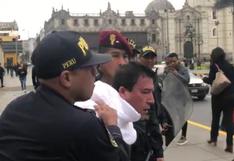 Intervienen a alcalde arequipeño que intentó encadenarse en Plaza de Armas de Lima