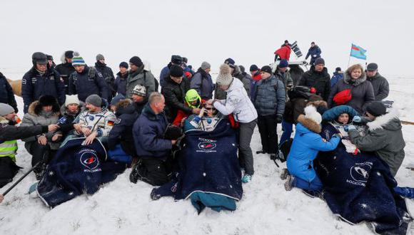La tripulación de la Estación Espacial Internacional, Serena Aunon-Canciller de EE.UU., Alexander Gerst de Alemania y Sergey Prokopyev de Rusia descansan después del aterrizaje de la cápsula Soyuz MS-09. (Foto: Reuters)
