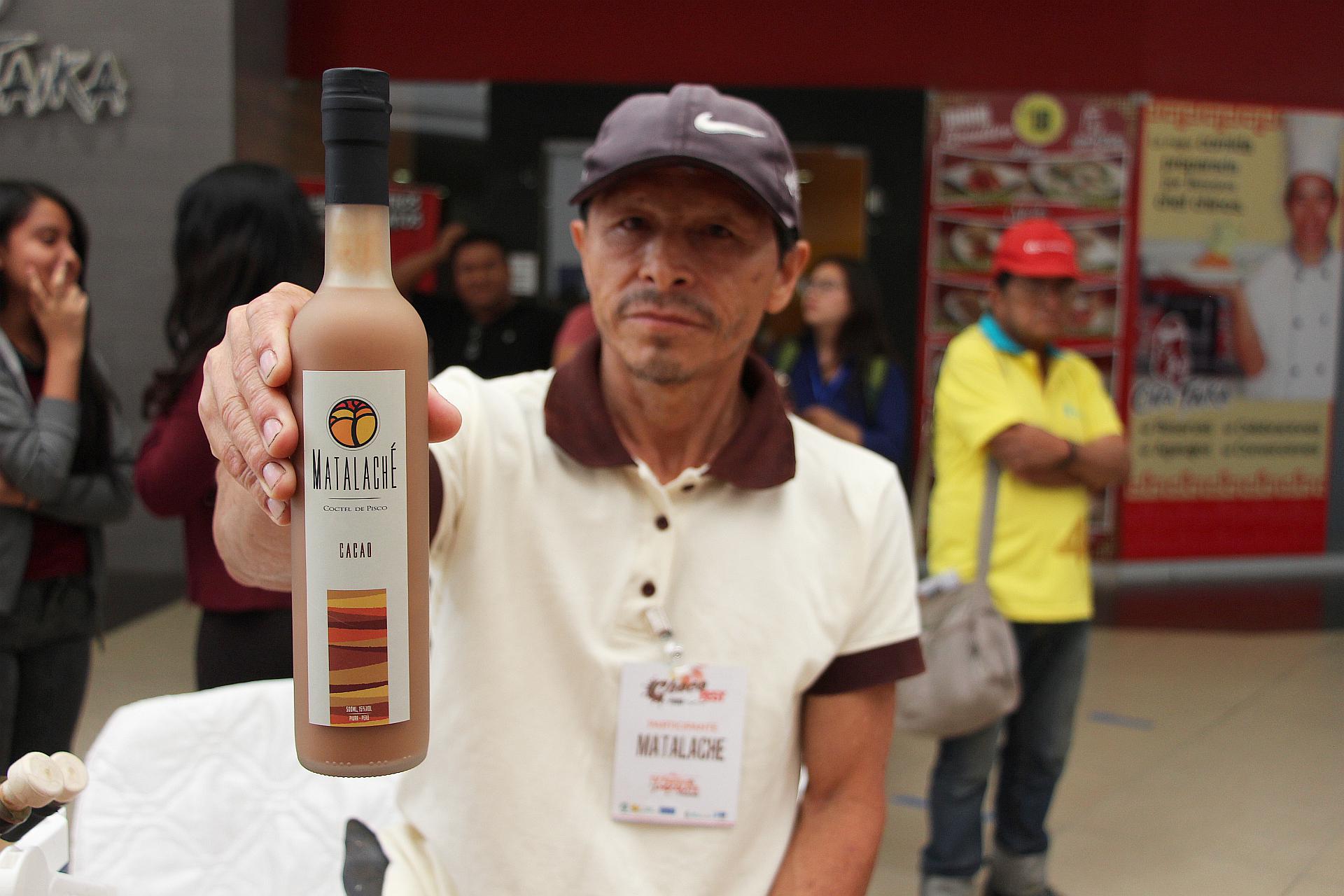 La feria cuenta con 11 módulos y diversas organizaciones exponen sus productos elaborados con el más fino cacao de Piura. (Foto: Ralph Zapata)