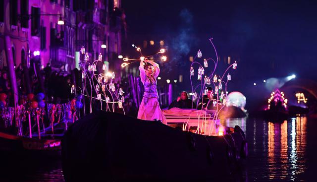 Tras recuperarse de las inundaciones de noviembre, Venecia se pinta de fiesta para interpretar al "amor" entre sus románticas calles. (AFP).