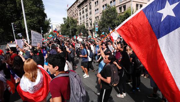 La multitudinaria manifestación del 25 de octubre ha hecho olvidar la destrucción del metro. Cuando la violencia del anarquismo se retiró, la bandera chilena reemplazó a las banderas políticas. (Foto:EFE)