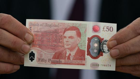 El nuevo billete de cincuenta libras con una imagen del matemático y científico Alan Turing es mostrada por el gobernador del Banco de Inglaterra, Andrew Bailey, en Bletchley Park, Milton Keynes. (Foto: AFP)