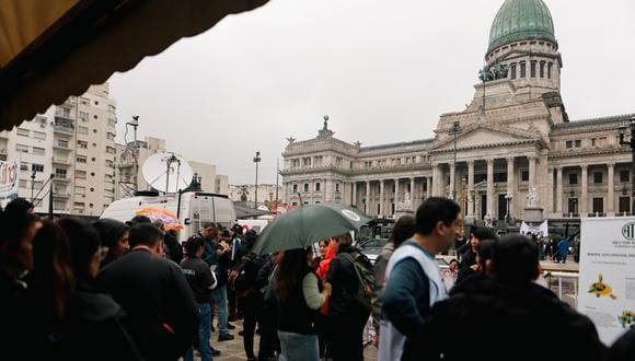 Miembros de la Asociación de Trabajadores del Estado (ATE) protestan a las afueras del Congreso, en Buenos Aires, Argentina, el 30 de abril de 2024. (Foto de Juan Ignacio Roncoroni / EFE)