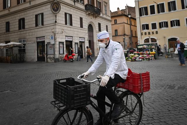 Los italianos pueden salir a trabajar o a comprar alimentos. Pero esos desplazamientos deben ser justificados por lo que deben presentar una declaración firmada, que puede ser verificada por la policía. (Foto: AFP)