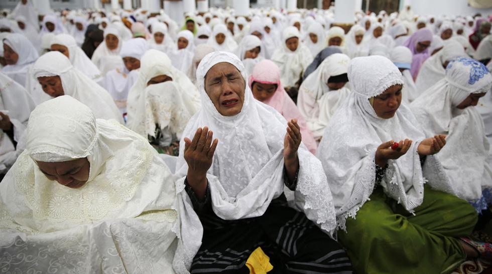 Miles de indonesios se congregaron el jueves para rezar en una mezquita que fue uno de los pocos edificios que quedaron en pie en Banda Aceh, la ciudad destruida por el tsunami que hace 10 a&ntilde;os dej&oacute; al menos 226.000 muertos. REUTERS