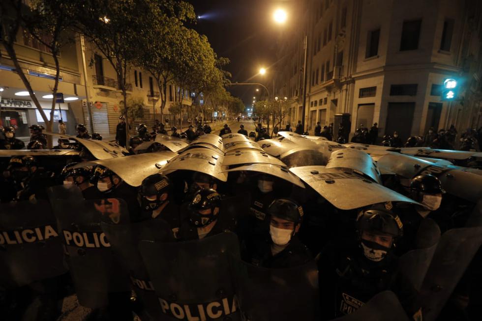 Unos 600 policías fueron movilizados para contener las protestas. (Foto: Andrés Paredes/ @photo.gec)