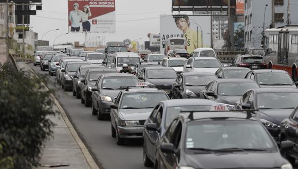 Se registra gran congestión vehicular en el puente del hospital Militar, en el cruce de las avenidas La Marina y Brasil. (Anthony Niño de Guzmán / El Comercio)