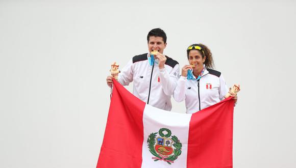 Juegos Panamericanos Lima 2019: Claudia Suárez y Kevin Martínez posando con la presea dorada y la bandera del Perú. (Foto: Giancarlo Avila)