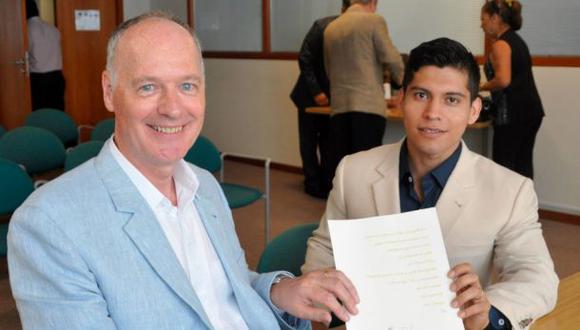 Unión civil: dos hombres se casan en embajada británica en Lima