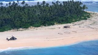 Tres hombres perdidos en isla desierta del Pacífico son rescatados tras escribir SOS | FOTOS