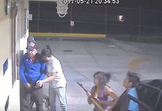 YouTube: mujer armada con rifle lidera asalto a una gasolinera