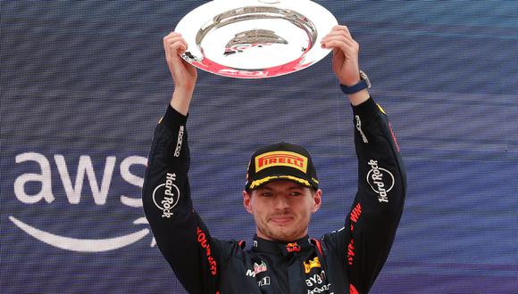 El piloto neerlandés de Red Bull Max Verstappen celebra la victoria en la carrera del Gran Premio de España de Fórmula Uno en el Circuit de Catalunya el 4 de junio de 2023 en Montmeló, a las afueras de Barcelona. | Foto de Lluis Gene / AFP