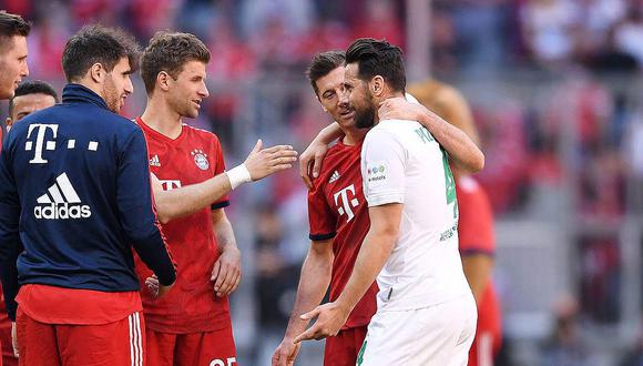 Claudio Pizarro recibiendo un caluroso abrazo de Lewandowski al finalizar un Bayern Múnich vs. Werder Bremen. (Foto: DFB)