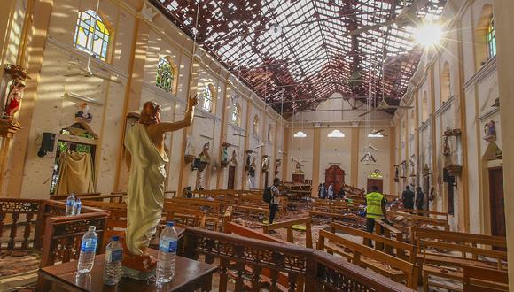 Sri Lanka decreta toque de queda y bloquea las redes sociales tras atentados que dejaron 207 muertos en iglesias y hoteles. (AP).