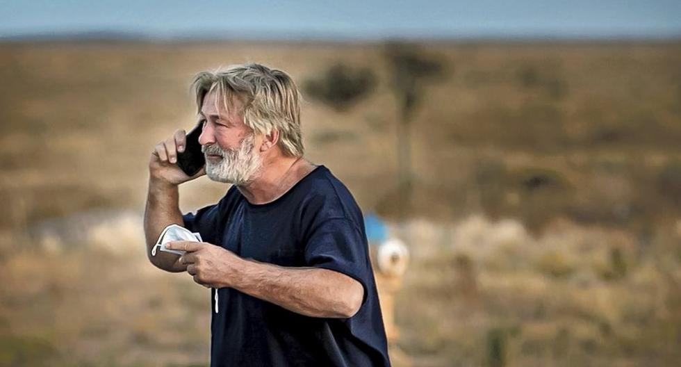 Alec Baldwin habla por teléfono frente a la Oficina del Sheriff del Condado de Santa Fe, el Nuevo México, luego de que fue interrogado sobre un tiroteo en el set de la película "Rust". (Jim Weber / Santa Fe New Mexican vía AP).