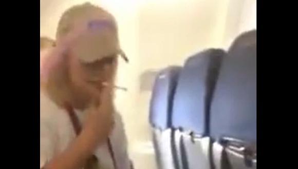 YouTube: prende cigarro en avión y grita sobre su héroe Chávez