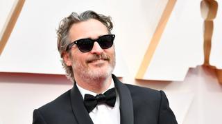 Con gafas de sol y una amplia sonrisa: así fue el paso de Joaquin Phoenix por la alfombra roja | FOTOS