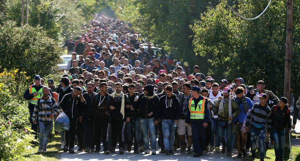 Inmigrantes cruzan la frontera de Hungría hacia Austria en setiembre de 2015. (Foto: Getty Images)