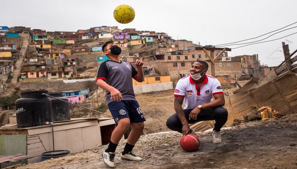 Roberto Guizasola y futura promesa del fútbol Jean Paul López (12), en la casa del último, en Puente Piedra. El menor y otros 39 niños forman parte de su proyecto La Casa de Alejita. (Foto: Víctor Idrogo / Somos)