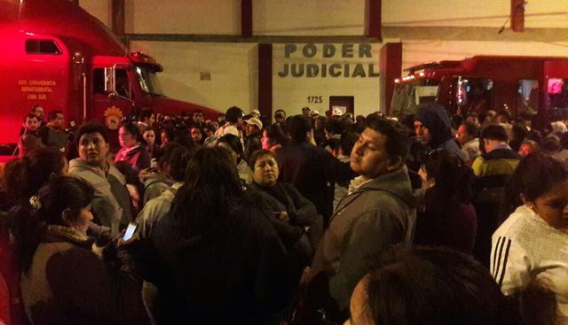 Los familiares de los internos se congregaron en los exteriores de 'Maranguita' para tener información sobre lo ocurrido. (Alessandro Currarino/El Comercio)