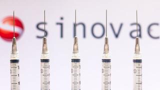 La OPS exige 3 dosis de la china Sinovac para considerar completamente vacunadas a las personas de más de 60 años