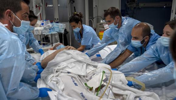Francisco España, de 60 años, es trasladado por miembros de su equipo médico a otra cama, cuando sale de la Unidad de Cuidados Intensos, en el "Hospital del Mar" en Barcelona, ​​España debido a una infección de Coronavirus. (Foto: AP / Emilio Morenatti)