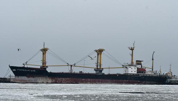 El carguero 'Vyacheslav ilvin' está amarrado cerca de la nueva terminal que se está construyendo en el puerto de Mariupol en el Mar de Azov, al este de Ucrania, el 2 de diciembre de 2018. (Foto de GENYA SAVILOV / AFP / ARCHIVO)