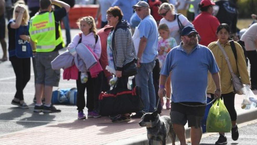 Muchas personas fueron evacuadas de sus hogares en Mallacoota y transportadas a refugios en el sureste de Melbourne. Foto: EPA, vía BBC Mundo