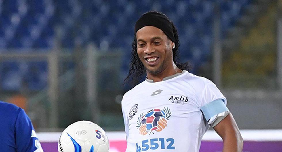 Ronaldinho no para de demostrarnos su magia cada vez que entra a un campo de juego. Esta vez el astro se lució con un pase original en el Partido por la Paz. (Foto: EFE)
