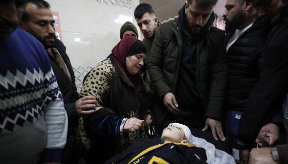 Familiares del difunto niño palestino Amer Al Najar lloran alrededor de su cuerpo en el Hospital Rafidia en la ciudad cisjordana de Naplusa, el 4 de marzo de 2024. (Foto de EFE/EPA/ALAA BADARNEH)