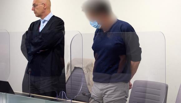 El acusado de haber disparado en 2021 a un empleado de una gasolinera junto a su abogado Alexander Klein para conocer el veredicto en su juicio en la sala del tribunal de Bad Kreuznach, en el oeste de Alemania, el 13 de septiembre de 2022. (Foto: Thomas Frey / POOL / AFP)