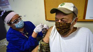 EE.UU. pone por primera vez más de dos millones de vacunas contra el coronavirus en un día 