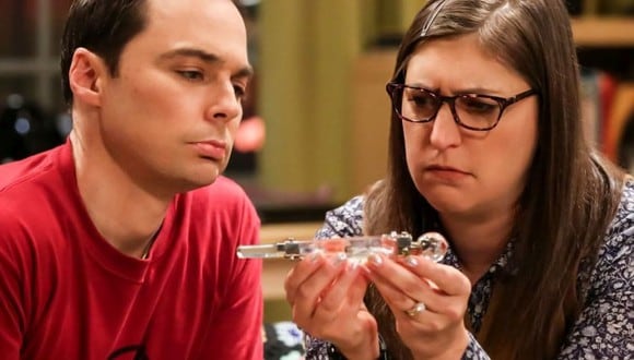 Amy y Sheldon emprenden una búsqueda por toda la ciudad para tratar de averiguar de qué se trataba el regalo de bodas que les dio Penny y Leonard (Foto: Amazon prime video)