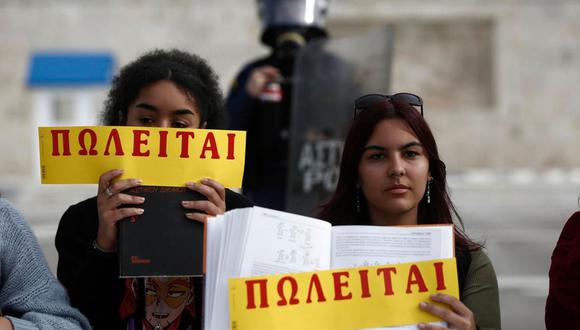Estudiantes sostienen carteles en griego: "EN VENTA" mientras participan en una protesta contra la nueva ley prevista, que permitirá el establecimiento de universidades privadas en el país, en el centro de Atenas, Grecia, el 18 de enero de 2024 | Foto: EFE/EPA/YANNIS KOLESIDIS