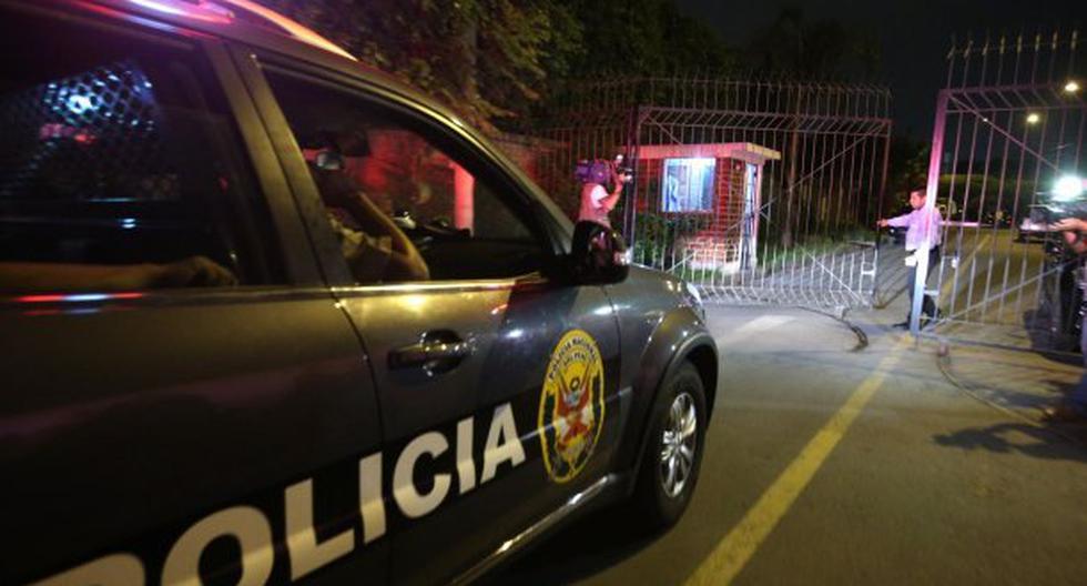 Un patrullero de la Policía Nacional resguardó por aproximadamente tres horas la vivienda de Toledo. (Foto: Andina)