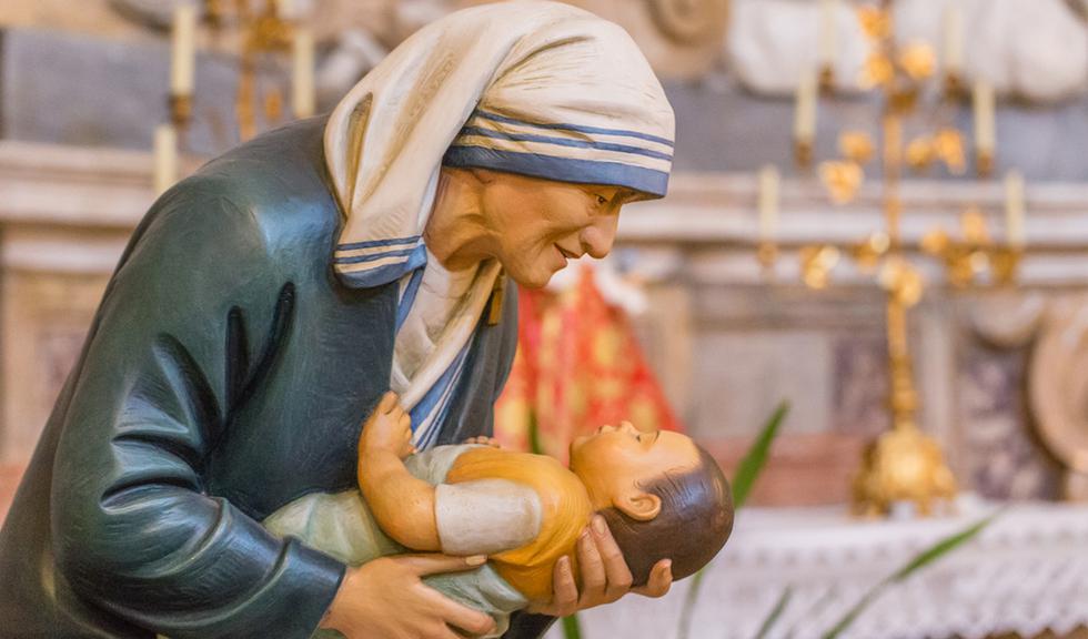 La madre Teresa de Calcuta es recordada en todo el mundo por dedicar su vida a la labor humanitaria y dar su mano a las personas más pobres. Falleció un 5 de septiembre de 1997 a la edad de 87 años y a la fecha miles de devotos aún la recuerdan. (Foto: Shutterstock).
