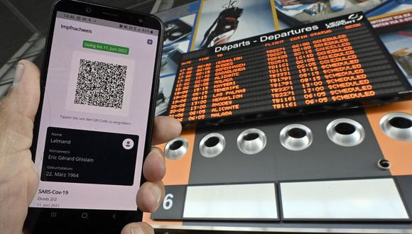 Una imagen tomada el 16 de junio de 2021 en el aeropuerto de Lieja muestra la pantalla de un teléfono móvil con un código QR como parte de un certificado Covid Digital de la Unión Europea. (Foto de ERIC LALMAND / BELGA / AFP).