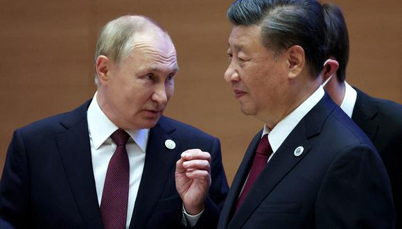 El presidente ruso, Vladimir Putin, habla con el presidente chino, Xi Jinping, antes de una reunión en Samarcanda, Uzbekistán, en septiembre de 2022. (Foto referencial de SERGEY BOBYLEV/SPUTNIK/REUTERS)