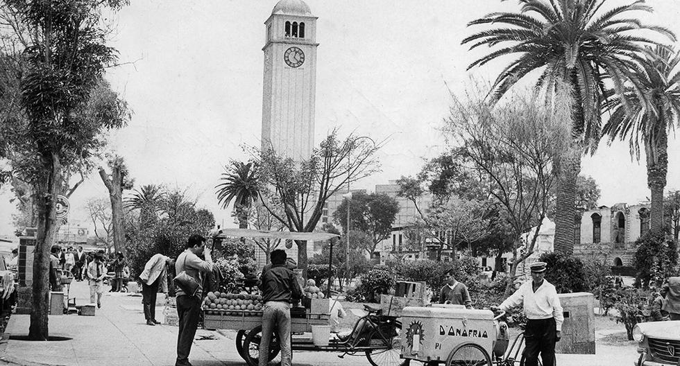 Ambulantes y vendedores en el parque Universitario, en el Centro de Lima. Imagen tomada en la década de 1960. (Foto: GEC Archivo Histórico)